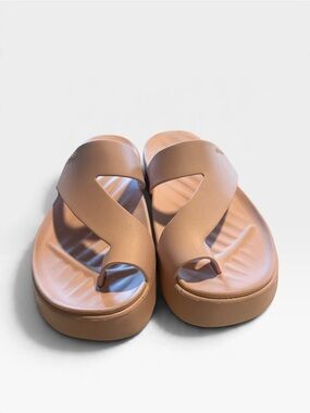Women’s crocs nude peach Crisscross Toe-Ring Slide Sandals